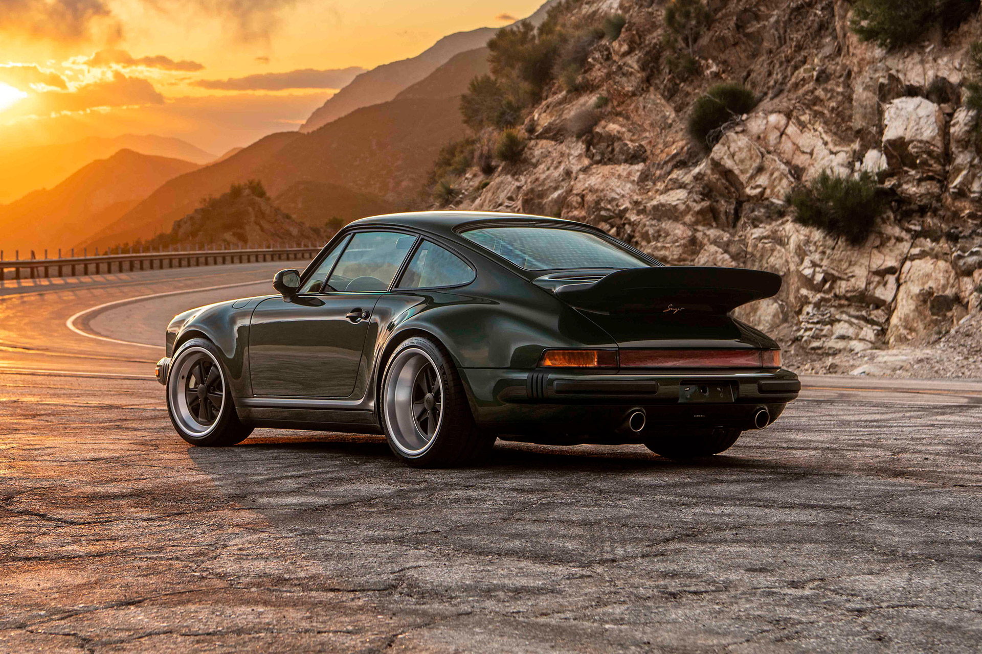 シンガー 1990年式 ポルシェ 911 クラシック ターボ | Uncrate